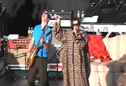 Rivers Cuomo sporting a wuggie